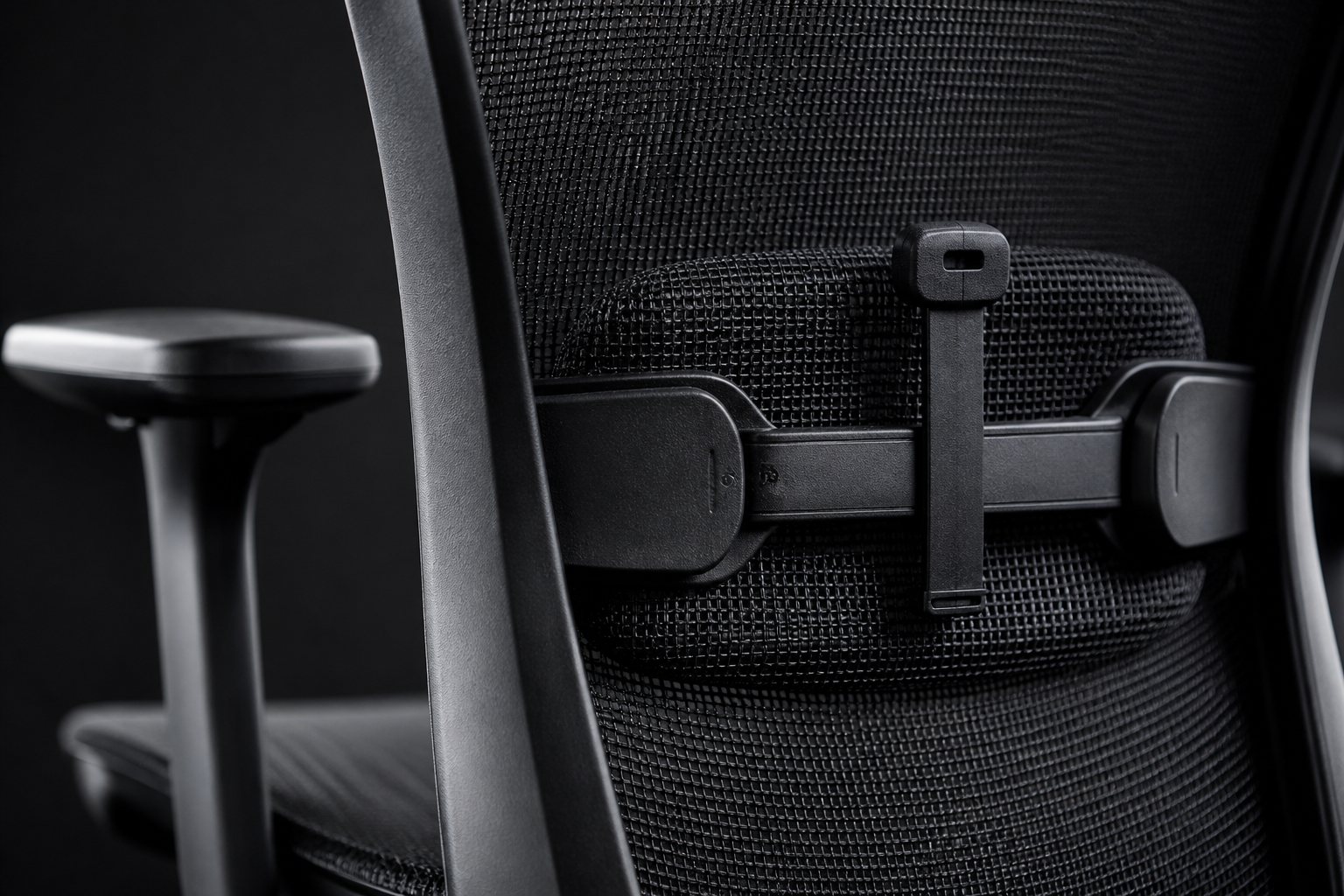 Detalle del respaldo de malla de una silla de oficina